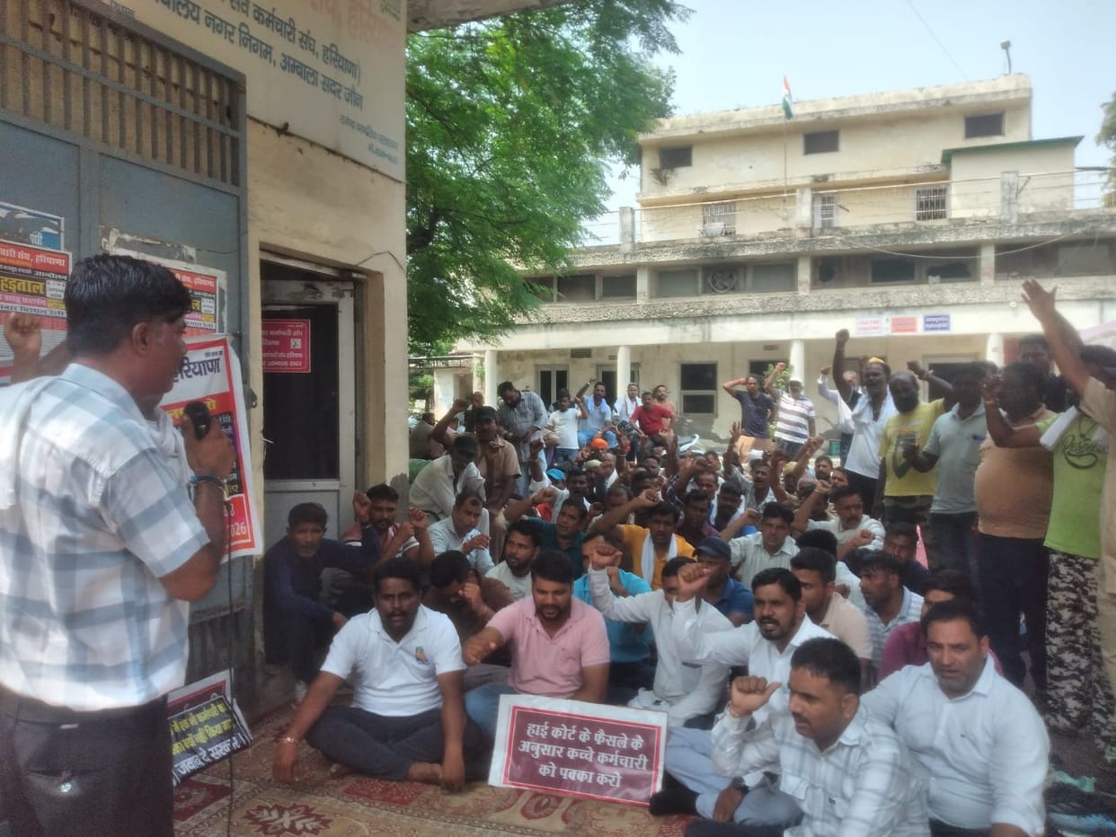 Office bearers of INLD and Bahujan Kranti Morcha arrived in support of sanitation workers.