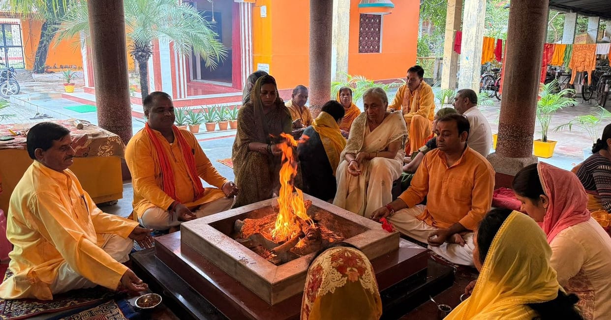 Seekers chanted the Mahamantra.