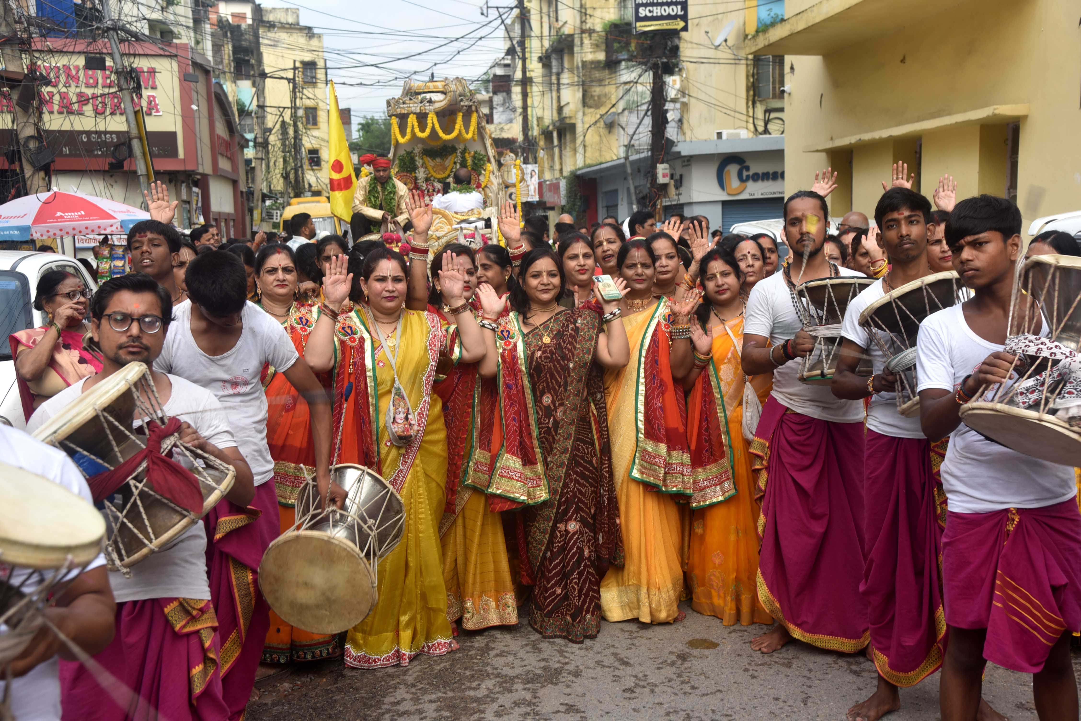 अन्नपूर्णा नगर कालोनी से हरे रामा हरे कृष्णा संकीर्तन सोसाइटी की ओर से निकली शोभायात्रा में शाम