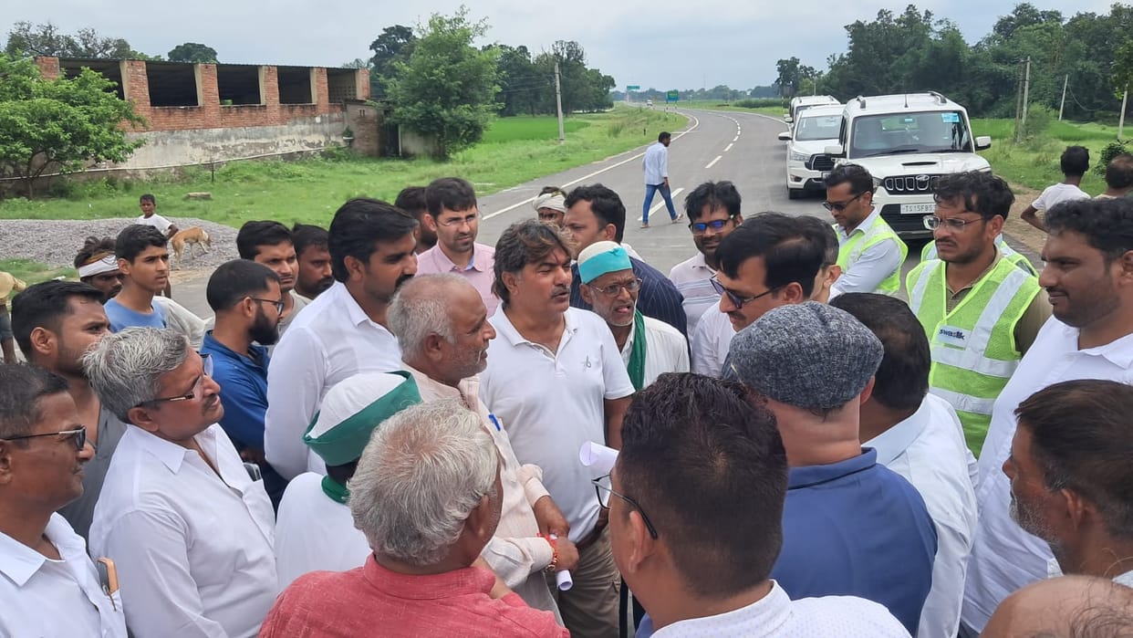 Villagers cornered the NHAI chairman, demanded a roundabout at the Semri-Aswan junction