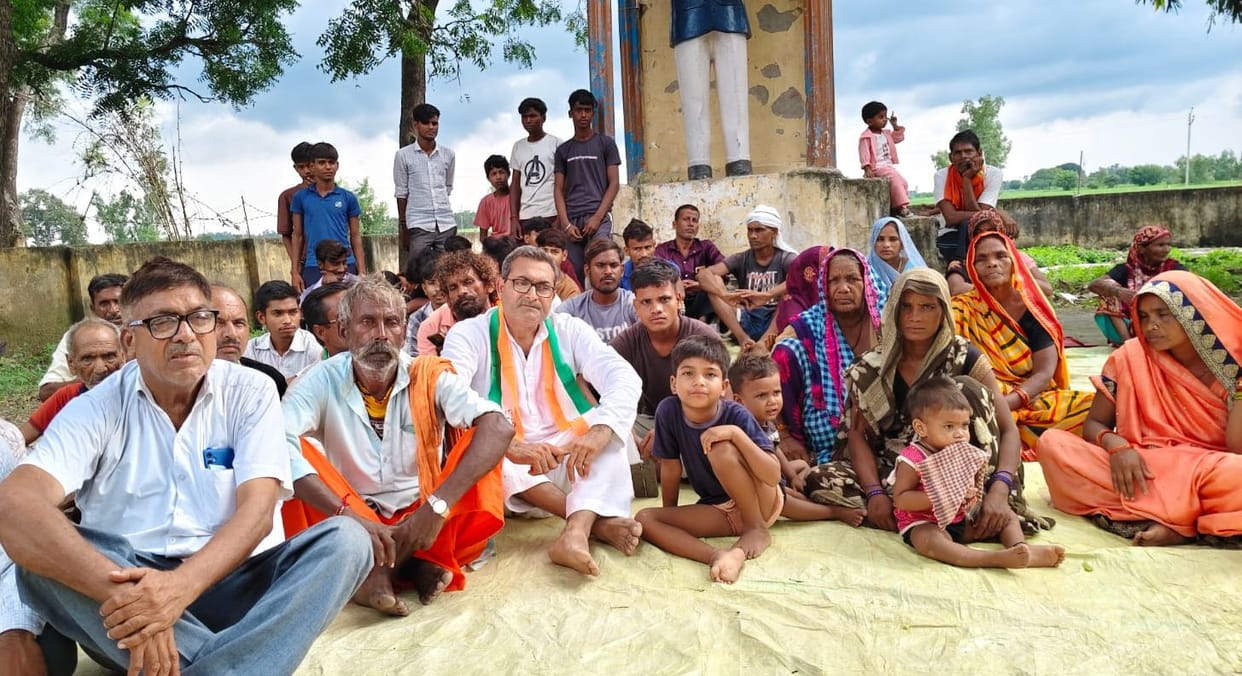Police took away the Congress District President who was staging a sit-in; released him late at night.