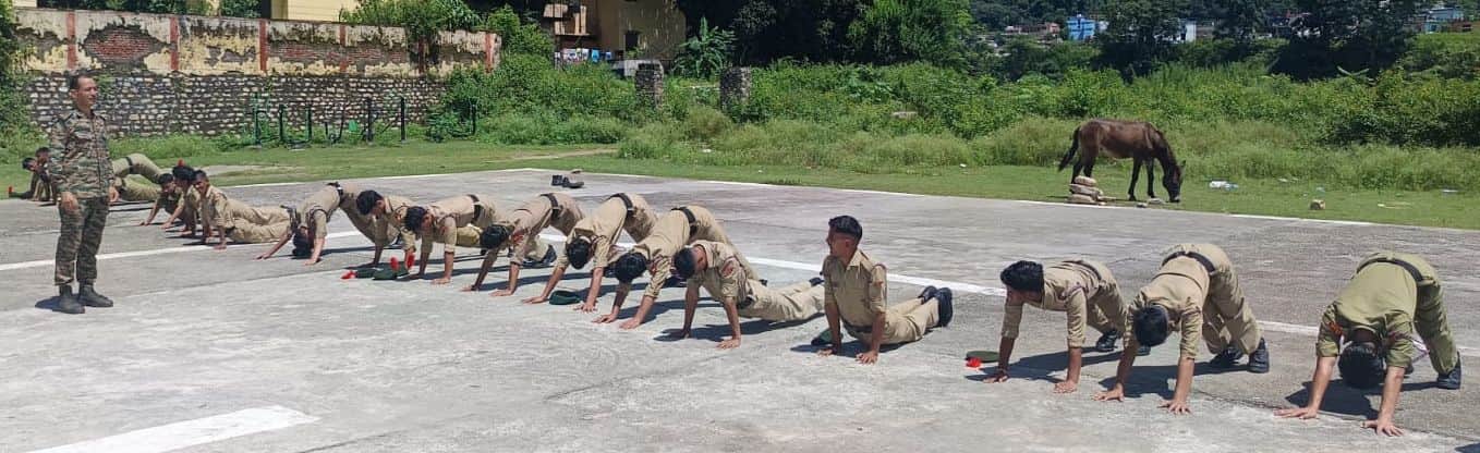 बागेश्वर के पंडित बीडी पांडेय के खेल मैदान में एनसीसी के लिए मश्क्क्त करने अभ्यर्थी। 