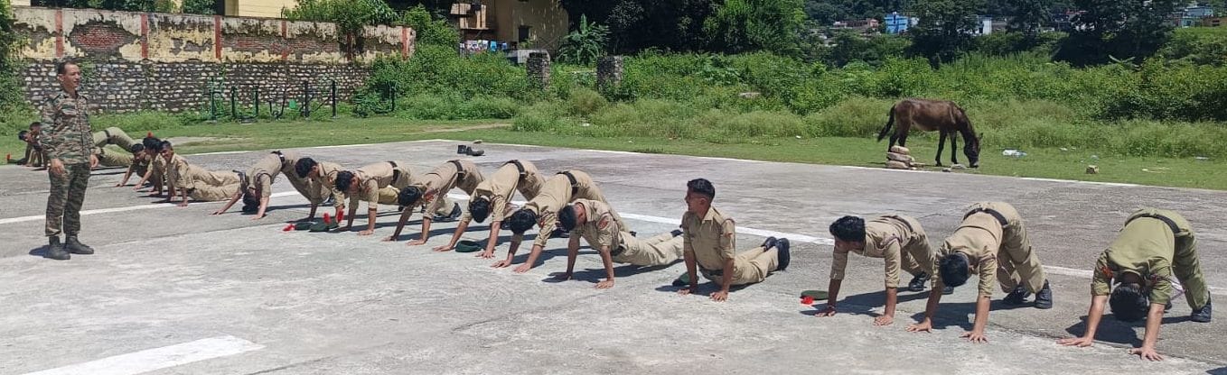 बागेश्वर के पंडित बीडी पांडेय के खेल मैदान में एनसीसी के लिए मश्क्क्त करने अभ्यर्थी। 