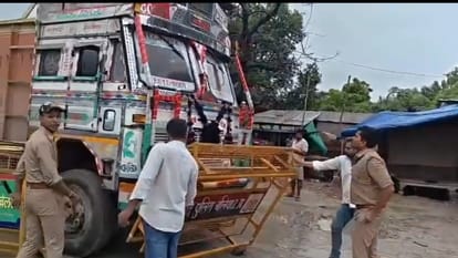 भरौली गोलंबर पर लाल बालू लदा ट्रक को पार करने के लिए बैरिकेडिंग हटाते लोग तथा उसे हटाने से रोकत