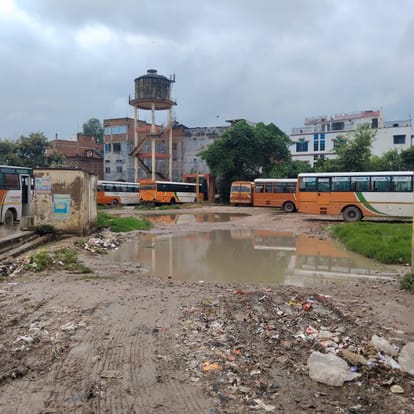 बेल्थरारोड कस्बा स्थित जननायक चंद्रशेखर बस स्टेशन परिसर में हुआ जलभराव। संवाद