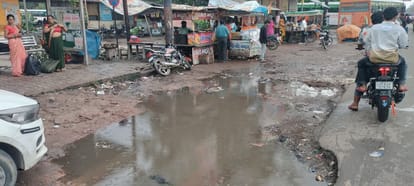 बारिश के बाद बस स्टैंड हुआ जलभराव। संवाद