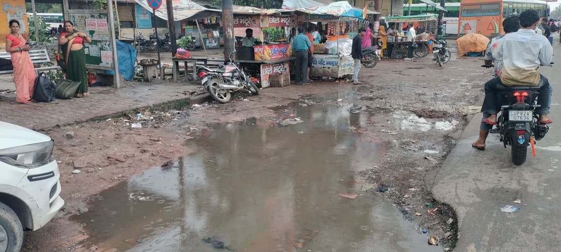 बारिश के बाद बस स्टैंड हुआ जलभराव। संवाद