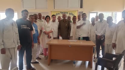 बैठक में उपस्थित भारतीय किसान यूनियन चढ़ूनी रेवाड़ी के कार्यकर्ता। स्रोत: यूनियन