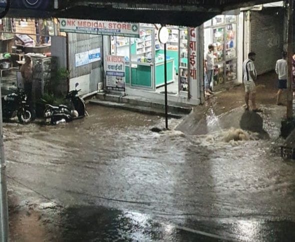 बुधवार रात को चौंतडा बाजार में बारिश के बाद नालियां तोड़कर पानी का बहाव बदलते हुए दुकानदार। स्र