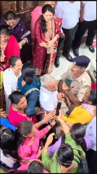 चच्योट स्कूल में खेलकूद प्रतियोगिता में बतौर मुख्य अतिथि पहुंचे कांग्रेस नेता को रोकती महिलाएं।