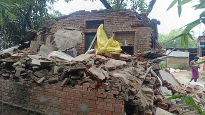चंदवक के अखईपुर गांव में लगातार बारिश से धराशायी मकान। संवाद