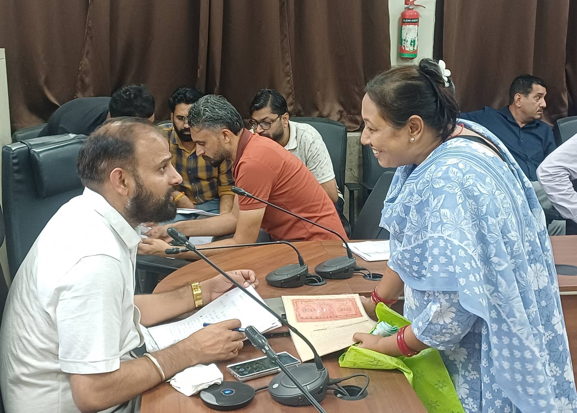 छावनी के उपमंडल भवन में आयोजित समाधान शिविर में शिकायत सुनते नायब तहसीलदार। संवाद
