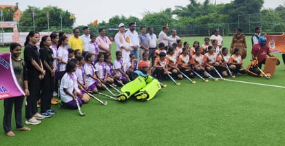 डाभासेमर स्टेडियम में आयोजित हाॅकी प्रतियोगिता में जीत के लिए संघर्ष करतीं खिलाड़ी।