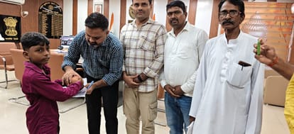डीएम को गुल्लक देता अल्फाज शेख