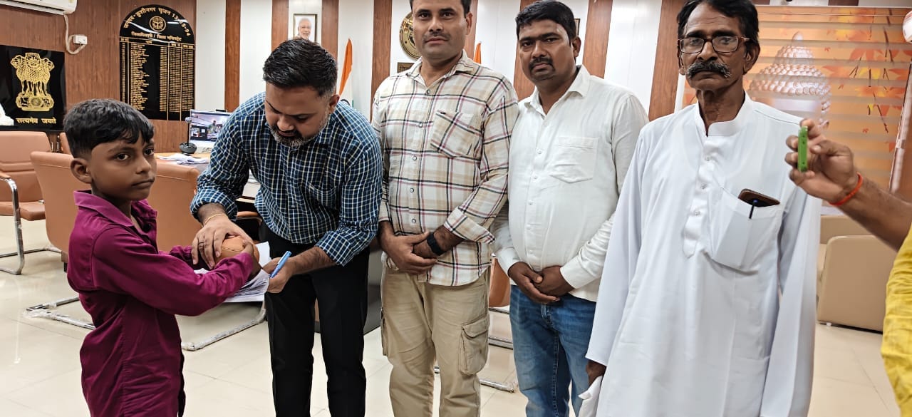डीएम को गुल्लक देता अल्फाज शेख