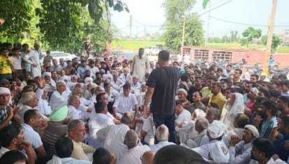 डेरा बाबा राजुपरी में पंचायत में भाग लेते ग्रामीण।