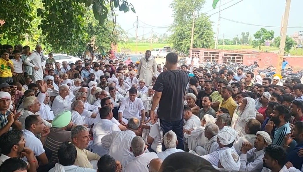 डेरा बाबा राजुपरी में पंचायत में भाग लेते ग्रामीण।