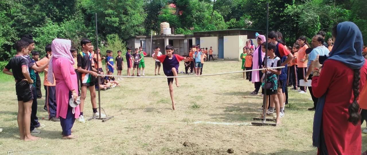 एसवीएम ऋषिकेश में आयोजित प्रतियोगिता ऊंची कूद लगाता खिलाड़ी। संवाद