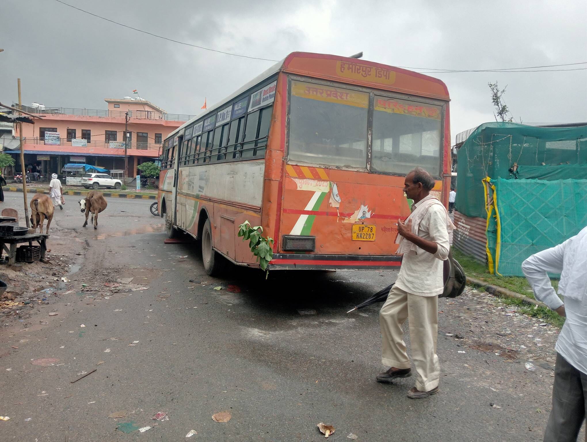 फोटो - 01 जोल्हूपुर मोड के पास खड़ी बस। संवाद