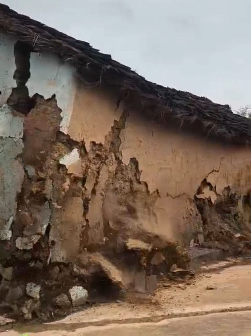 फोटो 04 एमएएचपी 20 परिचय-कुड़ार गांव में अखिलेश राजपूत का गिरता कच्चा मकान। स्रोत: वीडियो ग्रैब