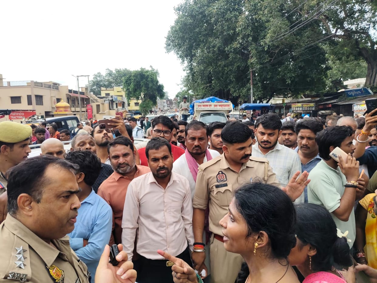 Family members create an uproar over brother's murder; block highway with the body.