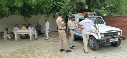 फोटो 04जेएनडी08-नागरिक अस्पताल में पोस्टमार्टम प्रक्रिया के दौरान पहुंची पुलिस और परिजन। संवाद