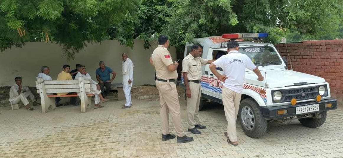 फोटो 04जेएनडी08-नागरिक अस्पताल में पोस्टमार्टम प्रक्रिया के दौरान पहुंची पुलिस और परिजन। संवाद