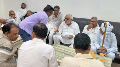 फोटो 04जेएनडी13-विश्राम गृह में जनसमस्याओं को सुनते हुए कांग्रेस सांसद जयप्रकाश। स्रोत कार्यकर्