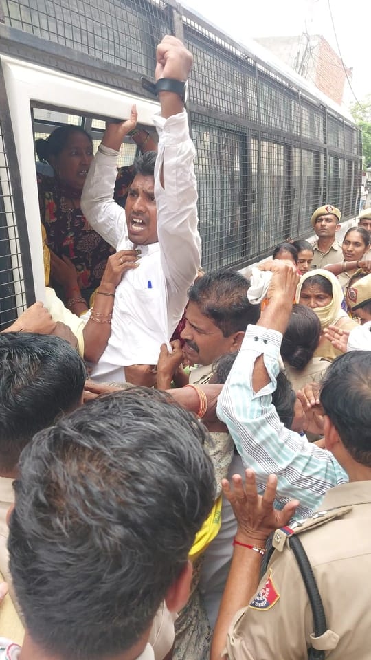 They raised loud slogans against the government.