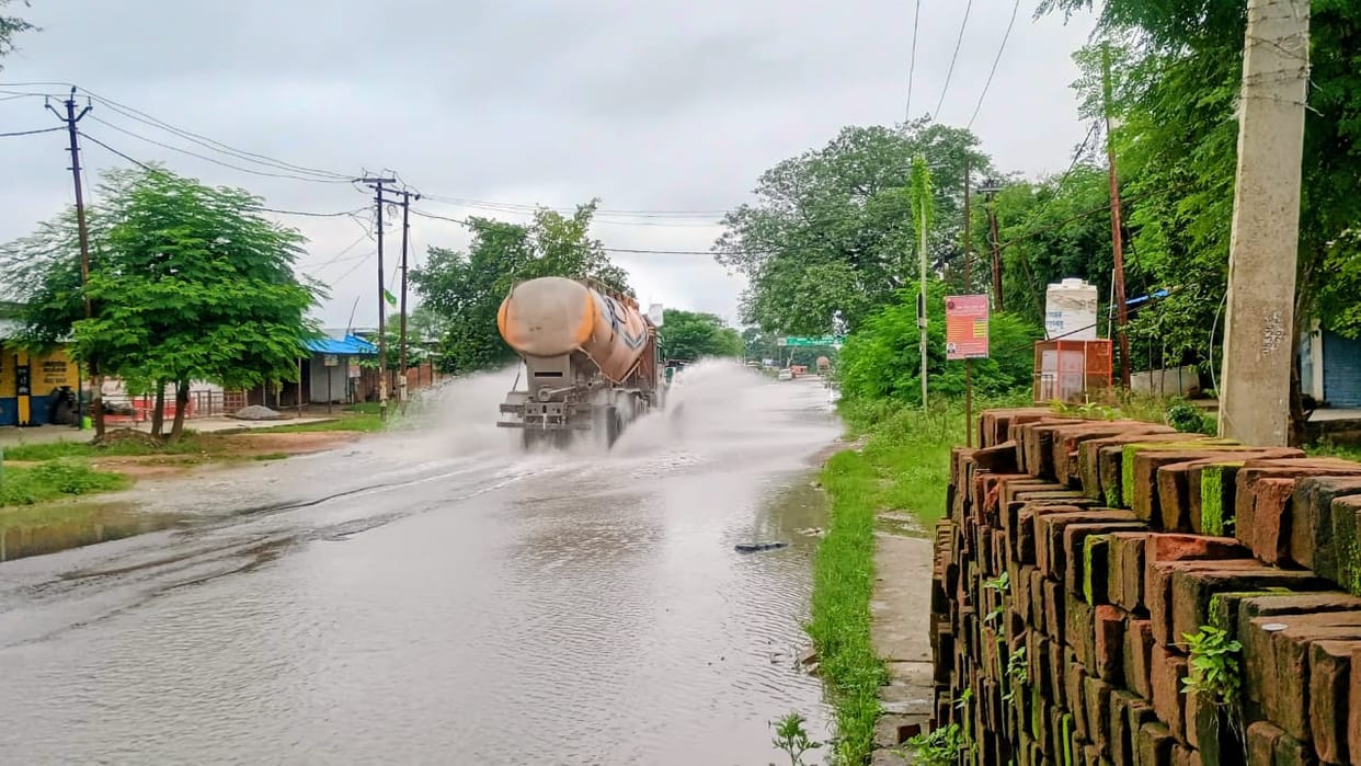 Streets submerged... waterlogging on the Tand and Banda-Prayagraj highway.