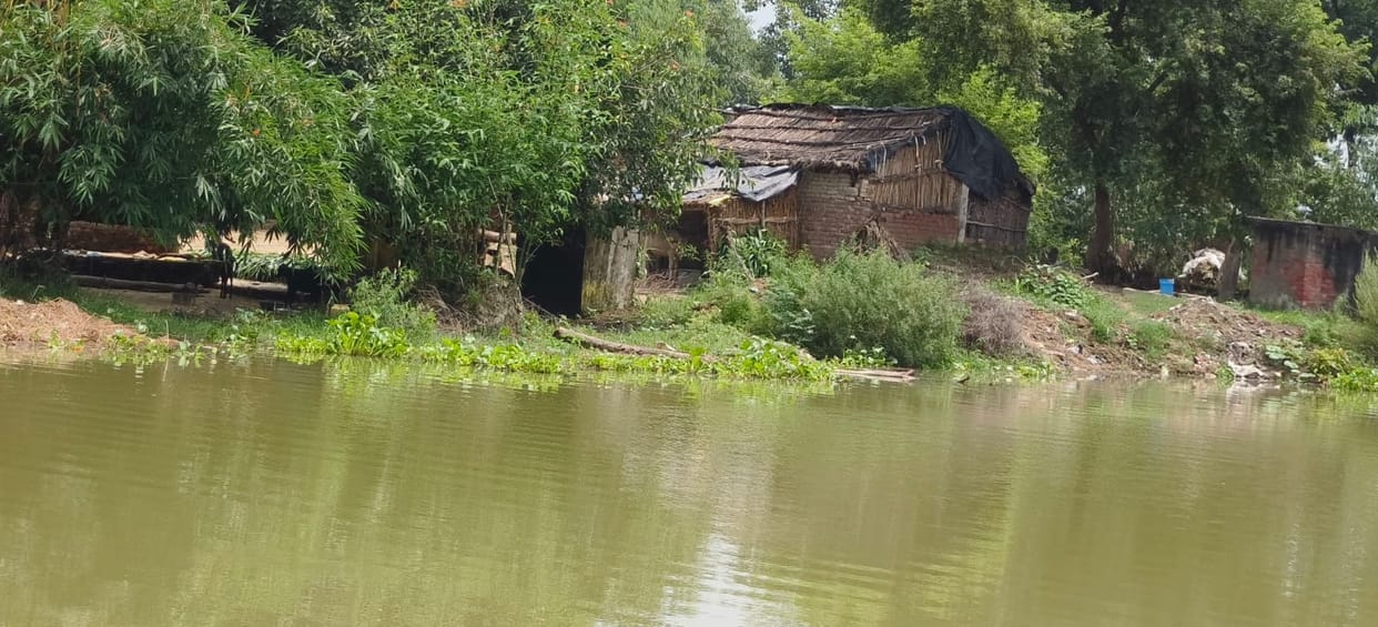Difficulties persist in the low-lying riverine areas due to rising water levels.