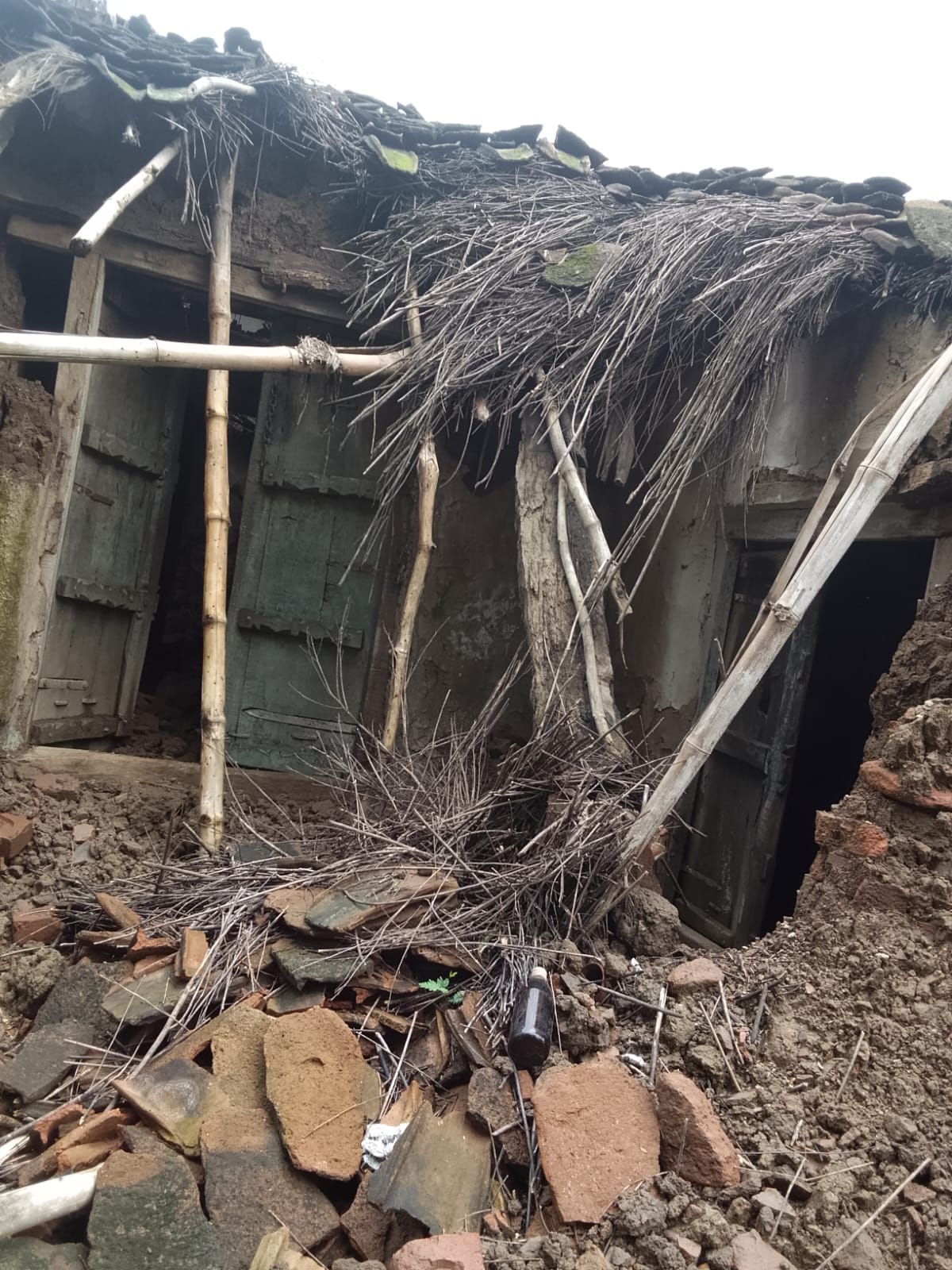 25 houses collapsed due to rain; woman injured after wall falls in Tindwari.25 houses collapsed due to rain; woman injured after wall falls in Tindwari.