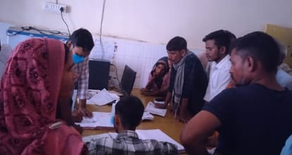 फोटो-57-खागा क्षेत्र के हरदो सीएचसी में बिजली न होन से अंधेरे में मरीजों का इलाज करते डॉक्टर। स