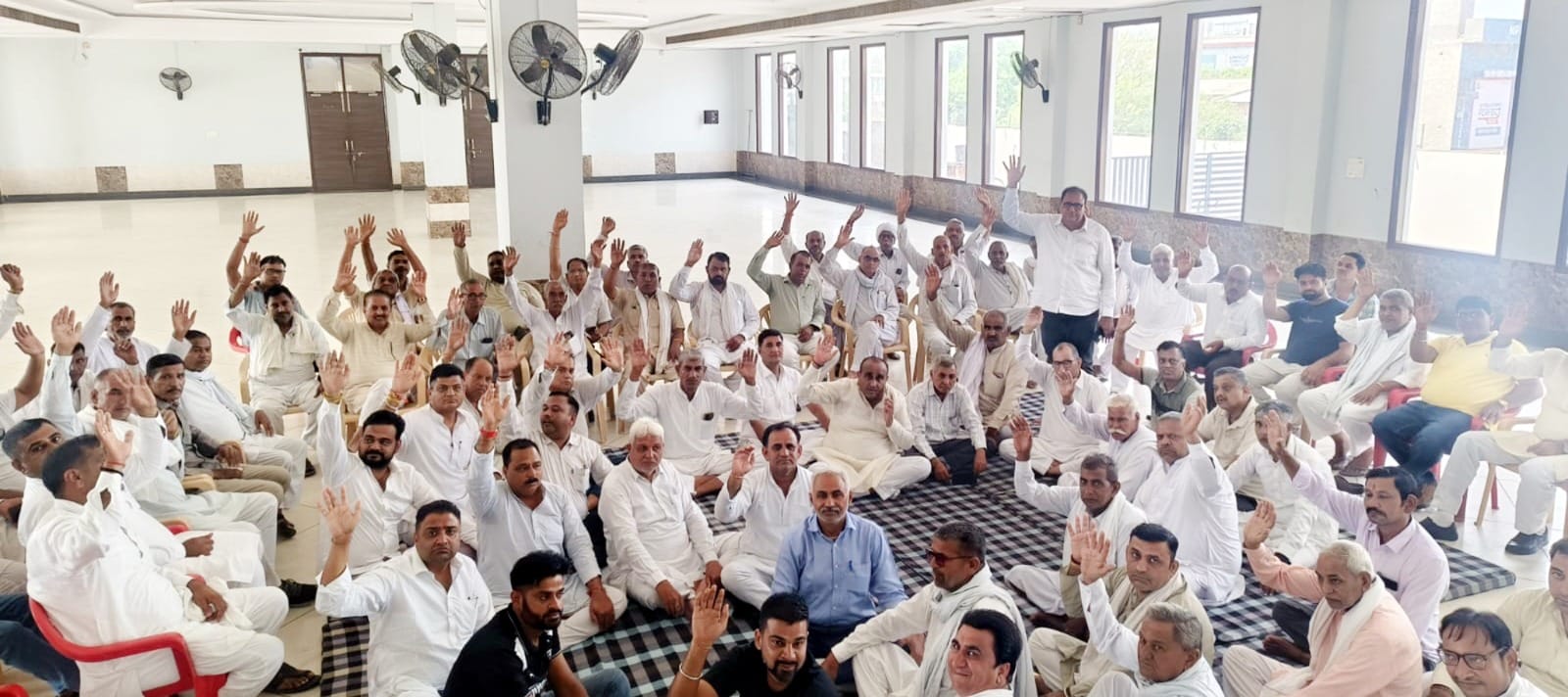 फोटो 7 नरवाना। सर्वजातीय नरवाना खाप की बैठक होते हुए। स्रोत खाप।