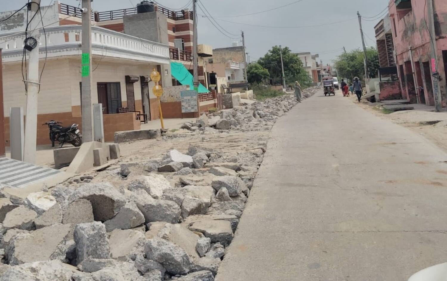 फोटो - गामड़ी गांव में उखाड़ा हुआ खानपुर कलां रोड। संवाद