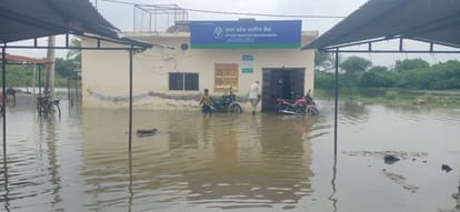 फोटो कैप्शन आनापुर क्षेत्रीय ग्रामीण बैंक में जलभराव