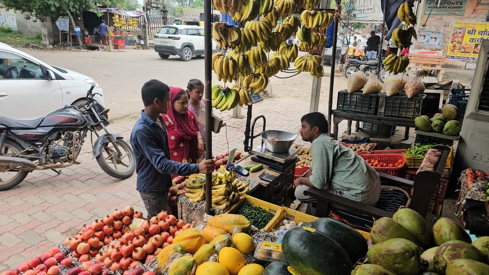 फोटो नंबर 71: जन्माष्टमी पर्व के दिन बाजार में फलों की खरीदारी करते ग्राहक। (संवाद)