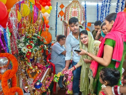 फोटो : सोनीपत के गीता भवन मंदिर में जन्माष्टमी पर्व के मौके पर लड्डू गोपाल को झूला झुलाते दंपती