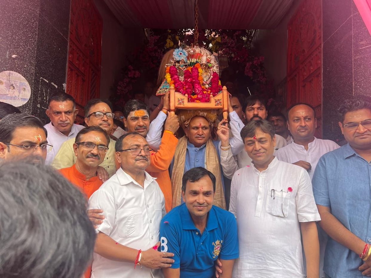 Procession of Thakur Ji taken out with a musical band; Mayor flagged it off.