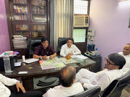 फोटो : सोनीपत कोर्ट परिसर में पार्टी कार्यकर्ताओं के साथ बैठक करते भाजपा जिला मीडिया प्रभारी ए