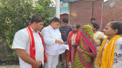 फोटो62पटियाली में पीड़ित परिवार के सदस्यों से मुलाकात  करते सपा जिलाध्यक्ष विक्रम यादव। स्र