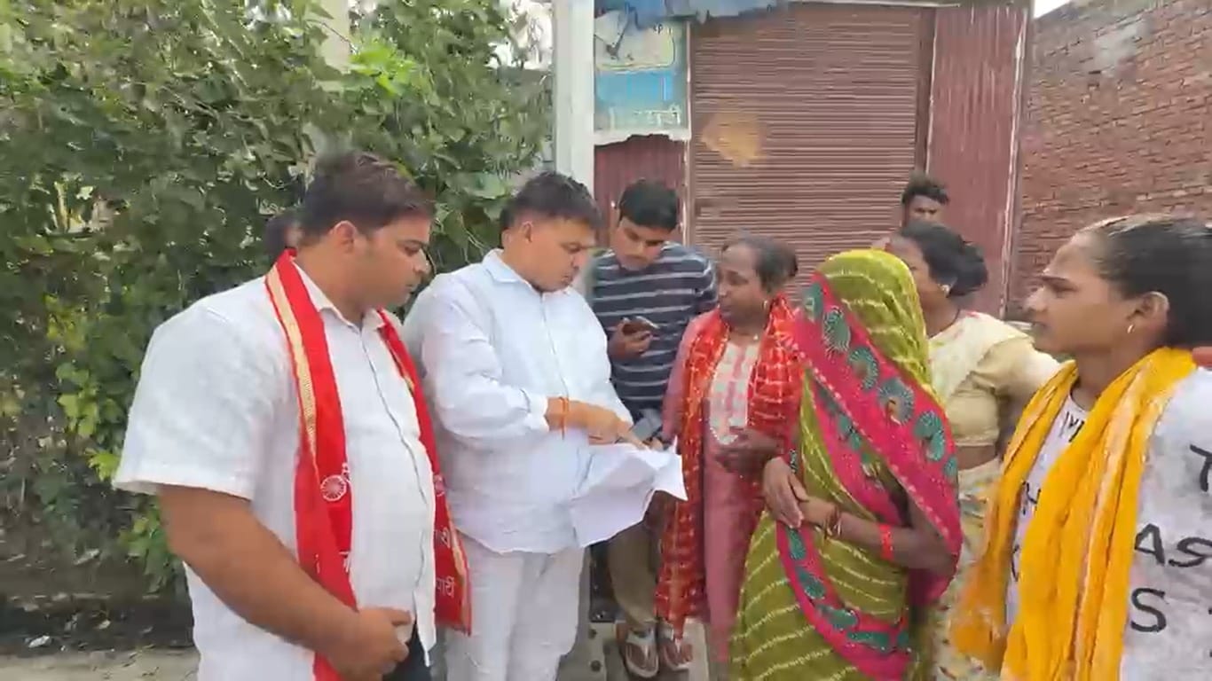 फोटो62पटियाली में पीड़ित परिवार के सदस्यों से मुलाकात  करते सपा जिलाध्यक्ष विक्रम यादव। स्र