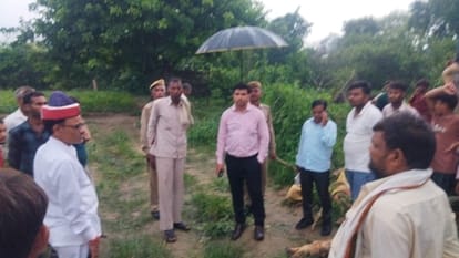 फतेहाबाद फ़ोटो।डौकी के गांव आशेकापुरा में घटना की जानकारी होने पर पहुंचे तहसीलदार शिखर मिश्रा