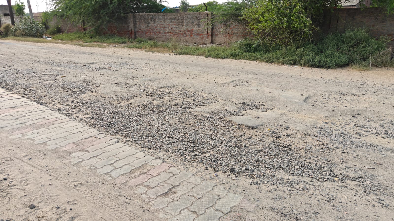 फतेहाबाद। जिला मुख्यालय से खैराती खेड़ा गांव की ओर जाने वाली खस्ताहालत सड़क। संवाद
