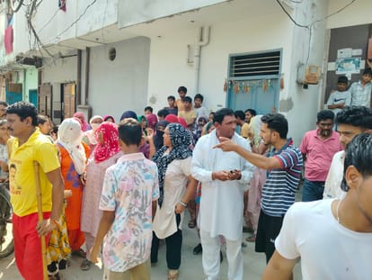 फतेहाबाद के कबीर बस्ती में नशा बिक्री को लेकर इक्ट्ठे हुए लोग संवाद