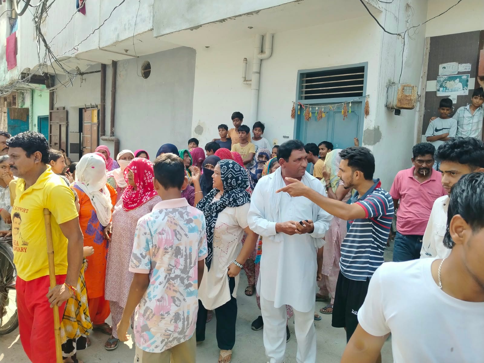 फतेहाबाद के कबीर बस्ती में नशा बिक्री को लेकर इक्ट्ठे हुए लोग संवाद