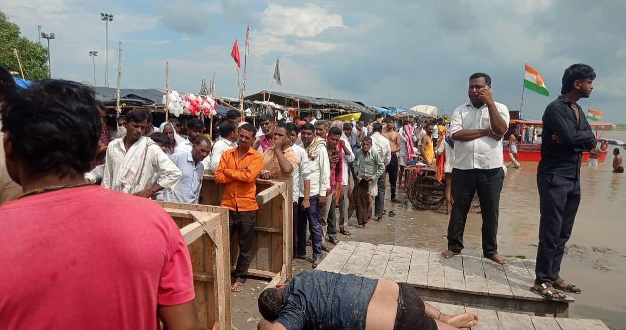 Youth jumps into the Ganges from Kachhla Bridge; breathing restored after CPR.