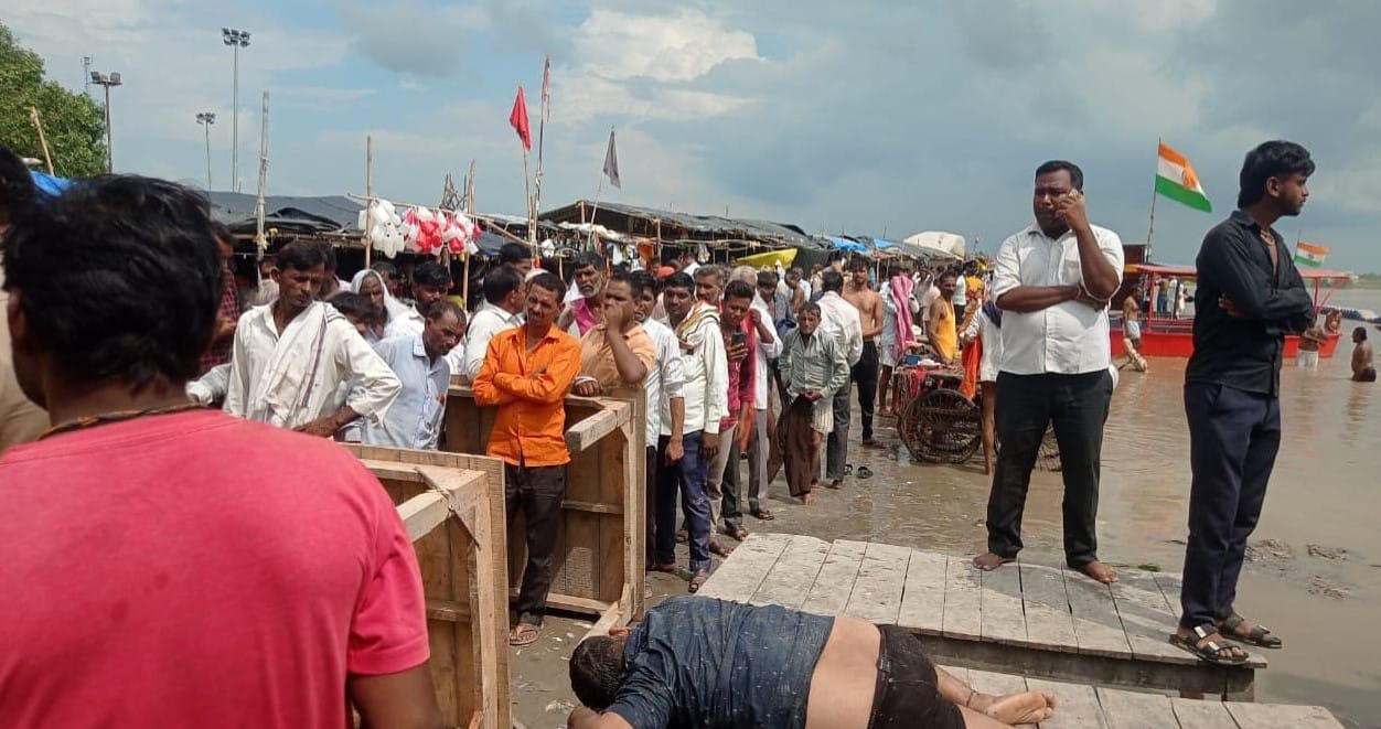 गंगा पुल से कूदने के बाद बचाए युवक को देखने उमड़ी भीड़। संवाद