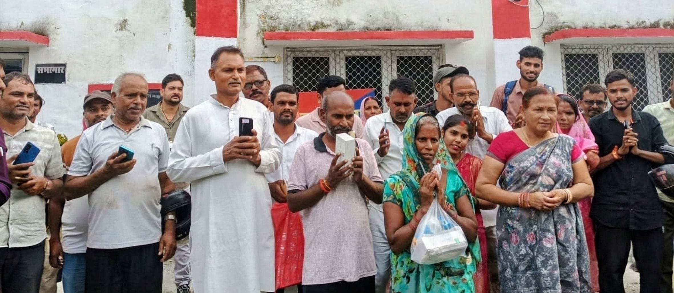 गौरीगंज स्थित एसपी कार्यालय के बाहर मोबाइल मिलने के बाद मौजूद लोग। स्रोत: सोशल मीडिया