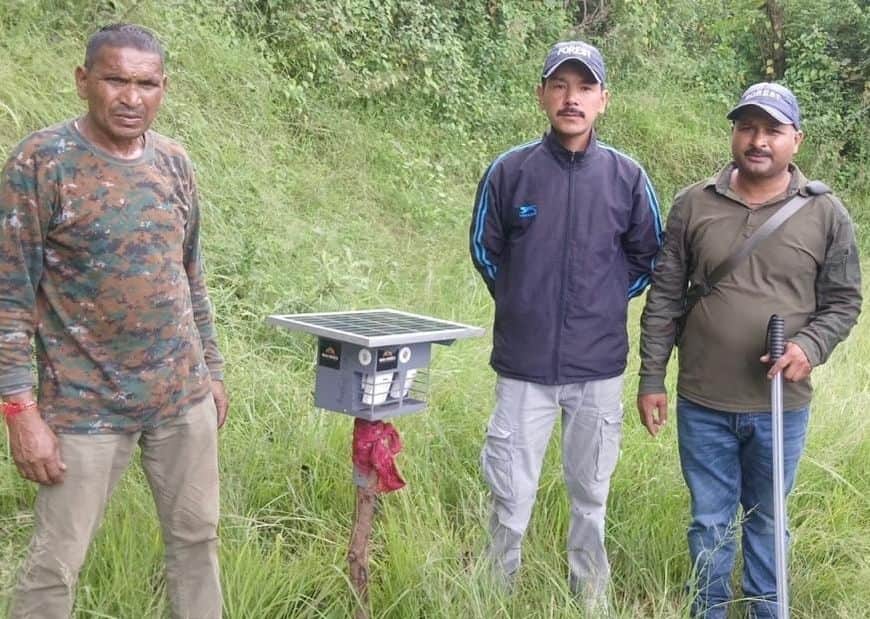 गरुड़ में एनाइडर लगाते वन विभाग के कर्मी।